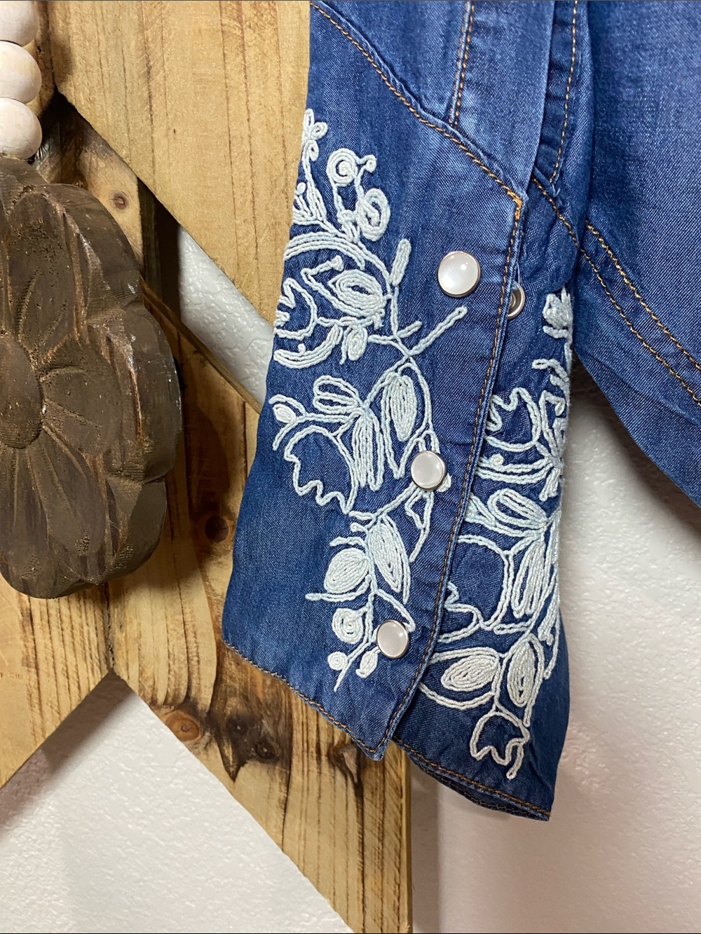 Embroidered Indigo Button-Front Shirt 22ptp 23-25 L sz L 💯%tencel - Picture 3 of 8
